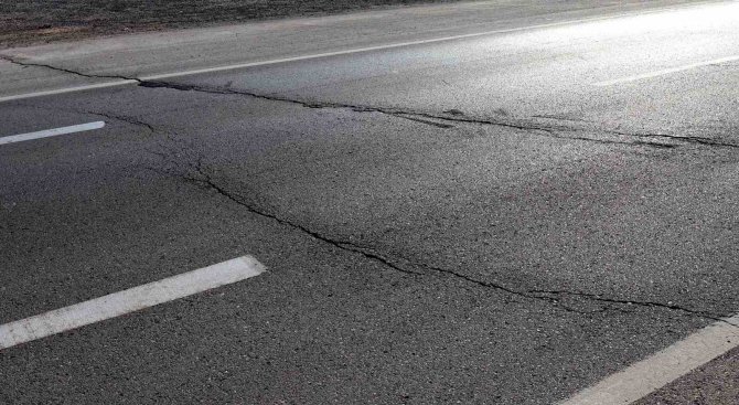 Niğde Ve Konya Depreminde Aksaray’da Yol Ve Araziler Yarıldı