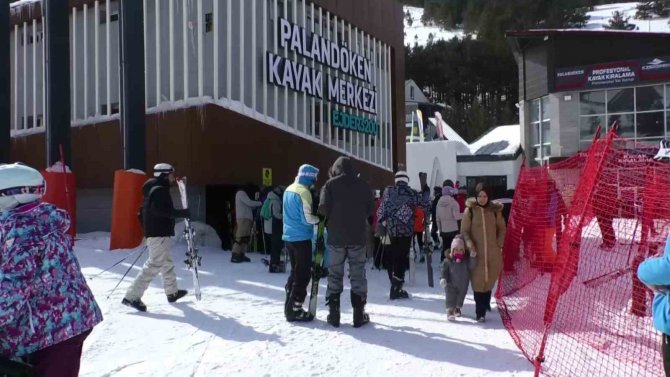 Palandöken Kayak Merkezinde Hafta Sonu Yoğunluğu