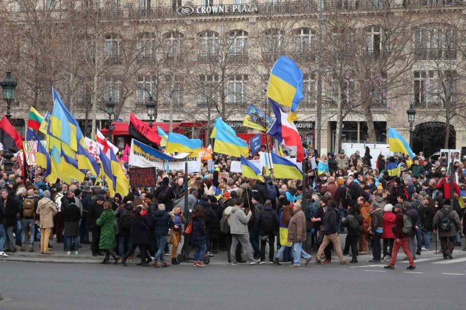 Rusya, Ukrayna Savaşının 1. Yıldönümünde Fransa’da Protesto Edildi