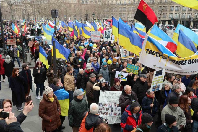 Rusya, Ukrayna Savaşının 1. Yıldönümünde Fransa’da Protesto Edildi