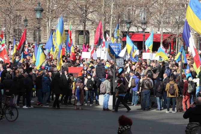 Rusya, Ukrayna Savaşının 1. Yıldönümünde Fransa’da Protesto Edildi