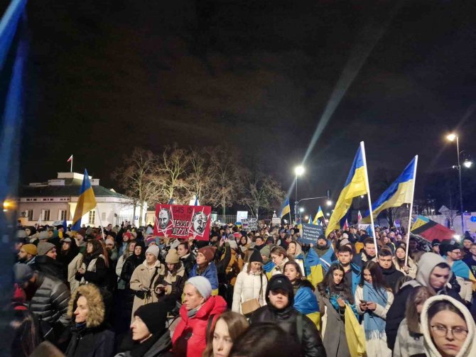 Polonya’da Rusya Büyükelçiliği Önünde Anma Töreni
