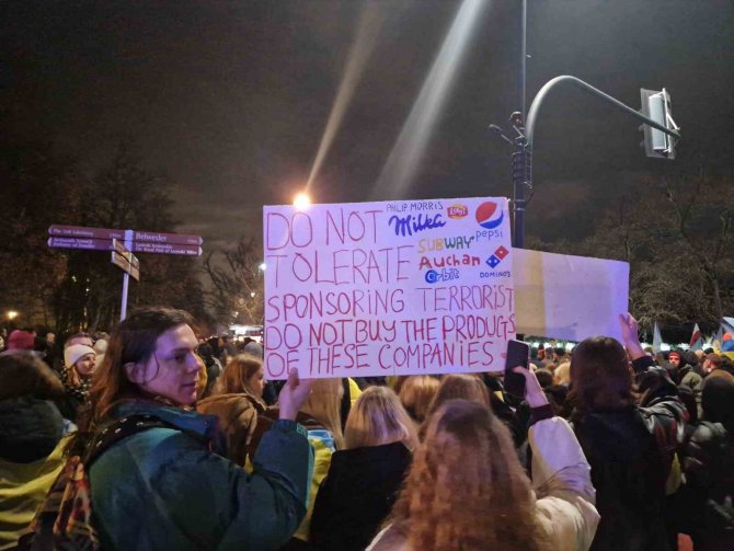 Polonya’da Rusya Büyükelçiliği Önünde Anma Töreni