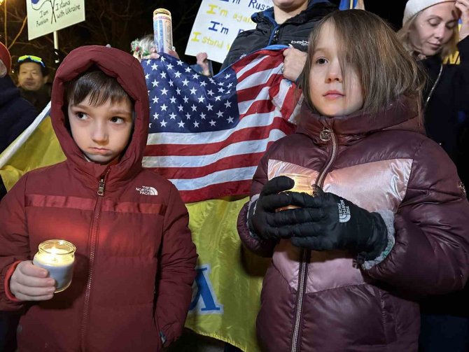 Abd’de Rusya Büyükelçiliğinin Binasına Ukrayna Bayrağı Yansıtıldı