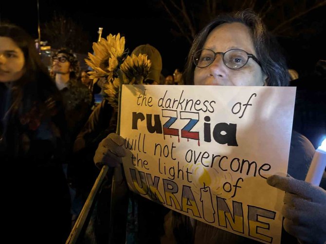 Abd’de Rusya Büyükelçiliğinin Binasına Ukrayna Bayrağı Yansıtıldı