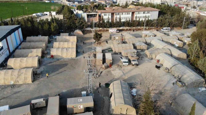 Arap Emirlikleri’nin Kurduğu Sahra Hastanesi Depremzedelere Şifa Oldu