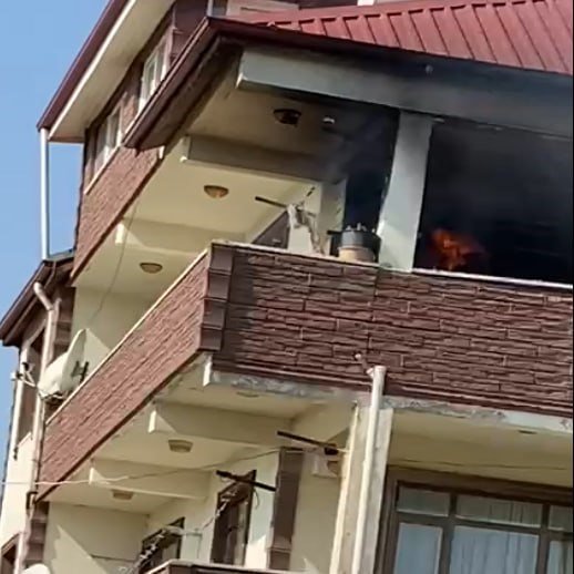 3 Katlın Binanın Son Katında Çıkan Yangın Panik Oluşturdu