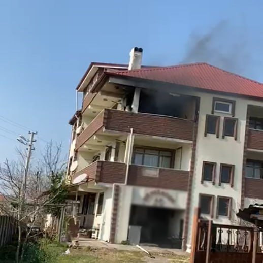3 Katlın Binanın Son Katında Çıkan Yangın Panik Oluşturdu