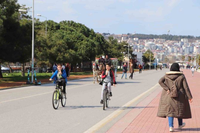 Sıcaklıkların 12 Derece Birden Yükseldiği Samsun’da Sahil Ve Parklar Şenlendi