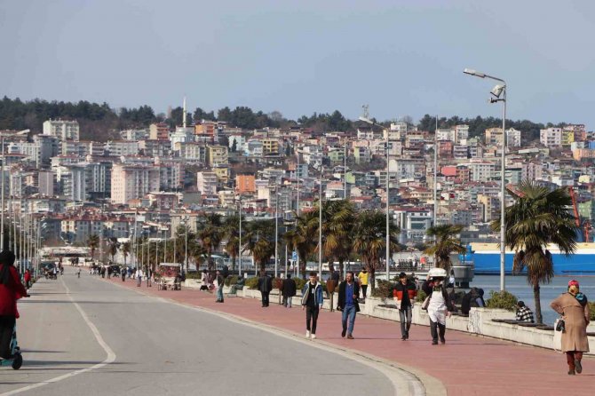 Sıcaklıkların 12 Derece Birden Yükseldiği Samsun’da Sahil Ve Parklar Şenlendi