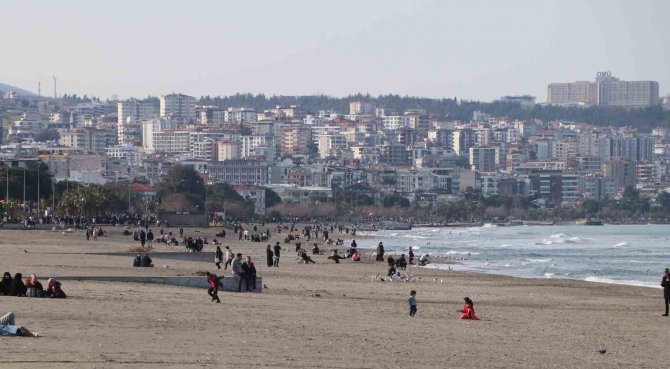 Sıcaklıkların 12 Derece Birden Yükseldiği Samsun’da Sahil Ve Parklar Şenlendi