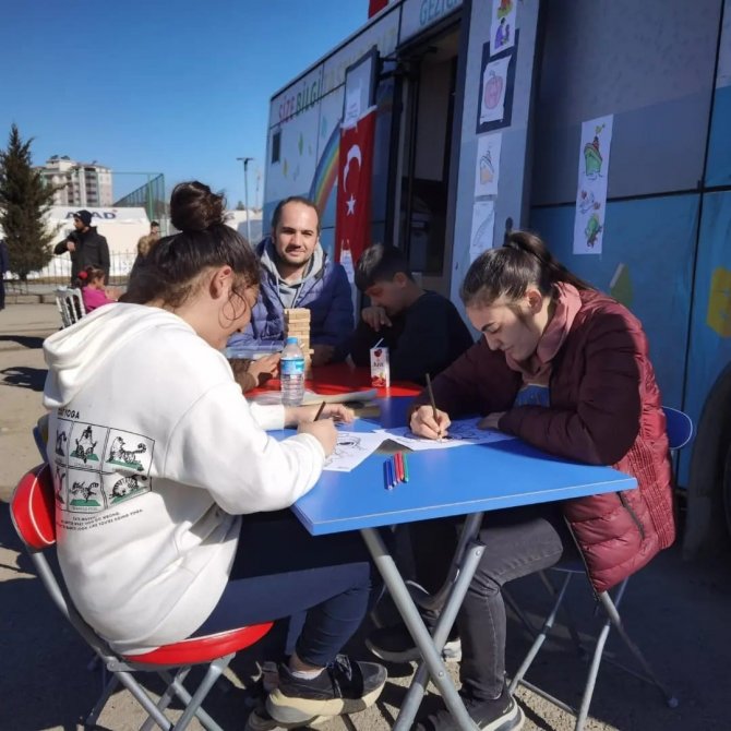 Kütüphaneciler Deprem Bölgesinde Çocukları Neşelendiriyor