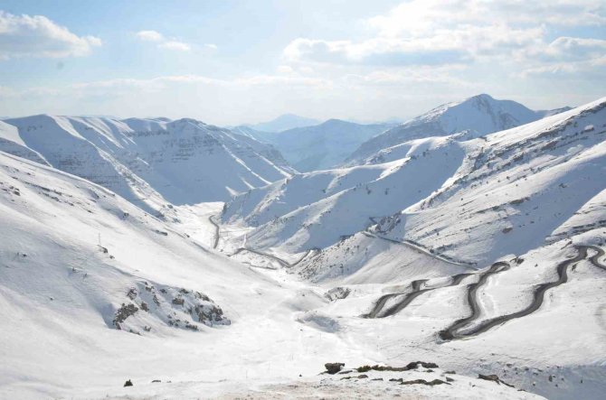 Yılan Gibi Kıvrılan Yolda Kar Sonrası Kartpostallık Görüntüler Oluştu