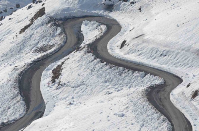 Yılan Gibi Kıvrılan Yolda Kar Sonrası Kartpostallık Görüntüler Oluştu