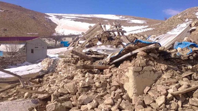 Gürün’deki Depremin Şiddeti Gün Ağarınca Ortaya Çıktı