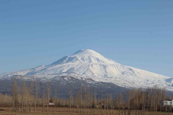 Ağrı Dağı’ndan Kartpostallık Görüntü