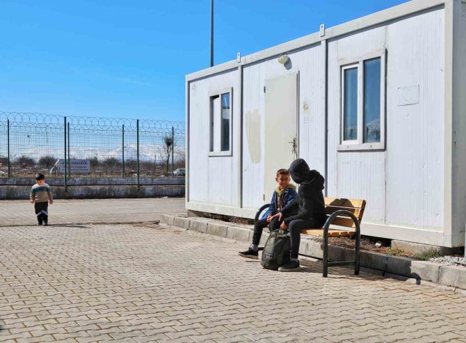 Beydağı Konteyner Kentte Oturma Bankları Kuruldu