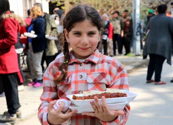 Depremzedeler İçin Mangal Kurup Binlerce Kebap Dağıttı