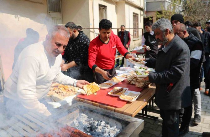 Depremzedeler İçin Mangal Kurup Binlerce Kebap Dağıttı