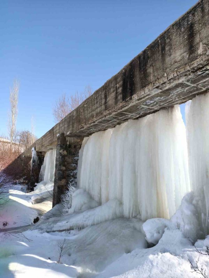 Tufanbeyli’de Dev Buz Sarkıtları Oluştu