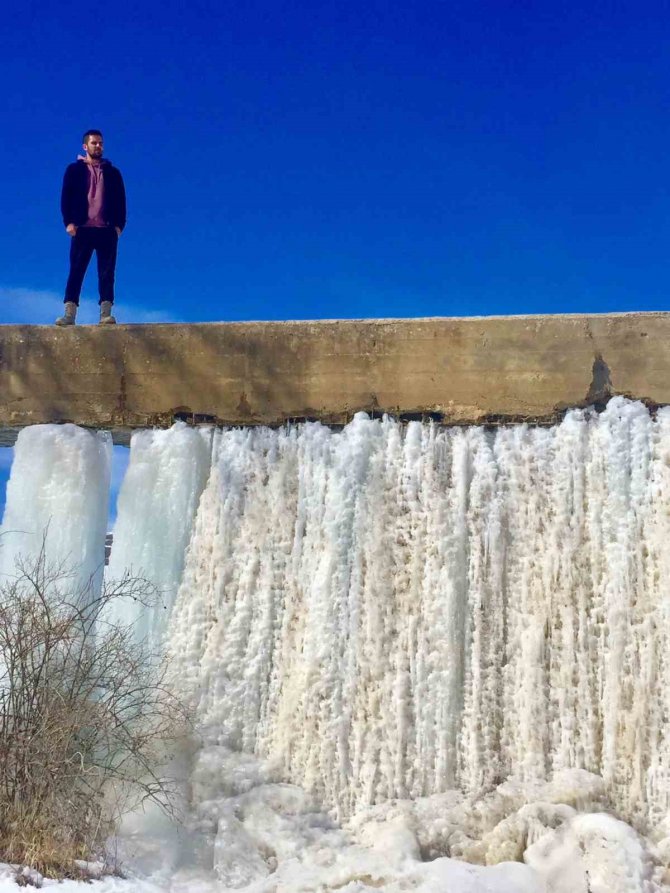 Tufanbeyli’de Dev Buz Sarkıtları Oluştu