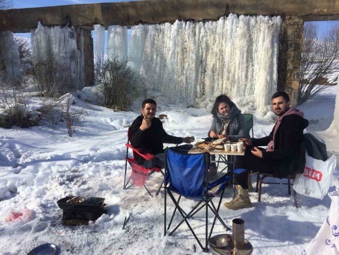 Tufanbeyli’de Dev Buz Sarkıtları Oluştu