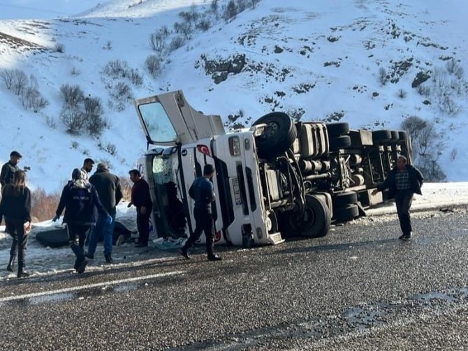 Ağrı’da Lastiği Patlayan Tır Devrildi: 2 Yaralı