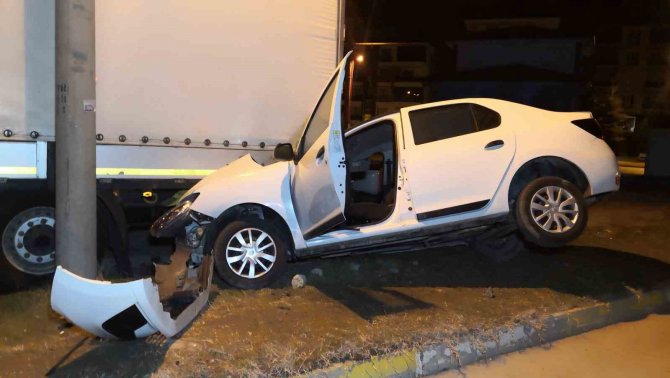 Otomobil Tıra Ok Gibi Saplandı: 1’i Ağır 2 Yaralı