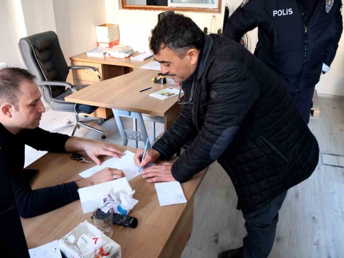 Atm Önünde Bulduğu 22 Bin Tl’yi Sahibine Teslim Etti