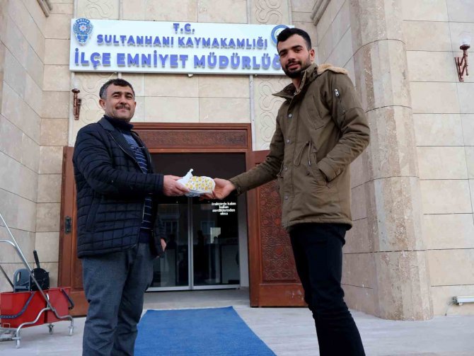 Atm Önünde Bulduğu 22 Bin Tl’yi Sahibine Teslim Etti