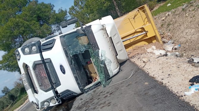 Devrilen Kamyonun Sürücüsü Yaralandı