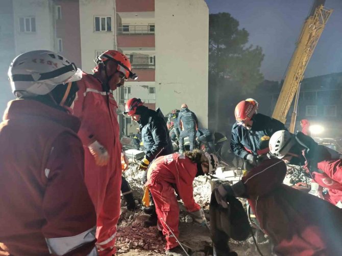 İ̇tfaiyeci Kadınlar Enkazda İş Başında