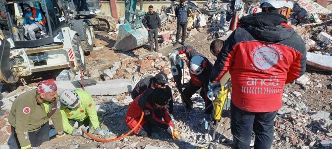 İ̇tfaiyeci Kadınlar Enkazda İş Başında