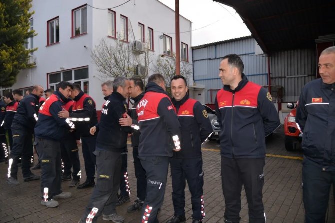 Aydın’a Dönen Arama Kurtarma Ekibi Çiçeklerle Karşılandı
