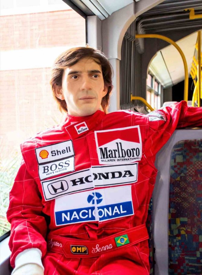 Formula 1’in İki Efsane Pilotu Kıbrıs Araba Müzesi’nde Buluştu