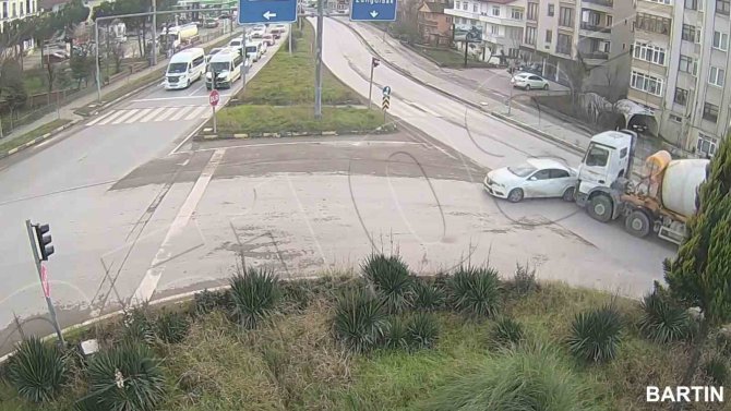Bartın’da Trafik Kazaları Kameralara Yansıdı