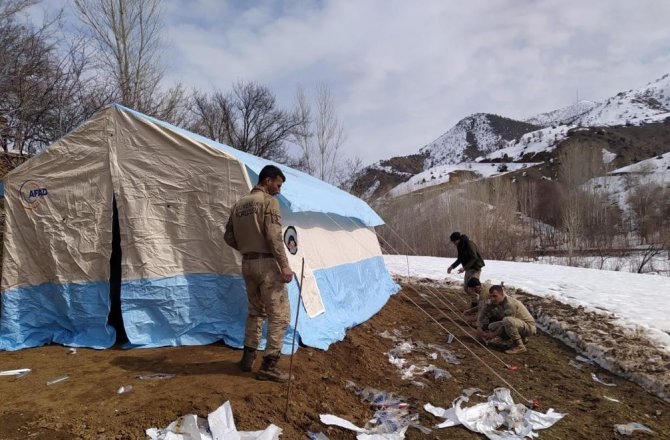Genç’te Evleri Hasar Gören Vatandaşlar İçin Çadır Kuruldu