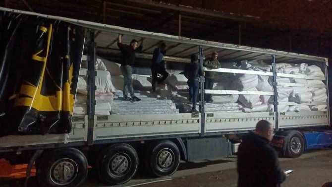 Menemen Belediyesinden Deprem Bölgesine Çadır Desteği