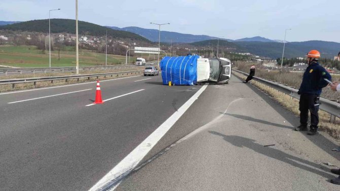 Tem’de Kontrolden Çıkan Kamyonet Devrildi