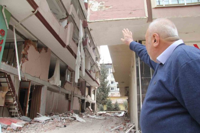 60 Kişiyi Kurtardı, Düşen Duvarın Altında Kalarak Hayatını Kaybetti