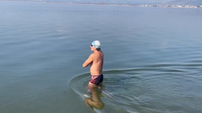 Kış Soğuğuna Aldırmadan İ̇znik Gölü’ne Girdiler