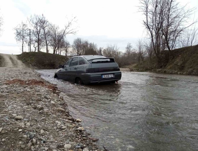 Otomobil Dereye Uçtu