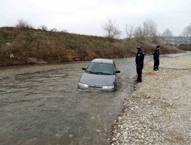 Otomobil Dereye Uçtu