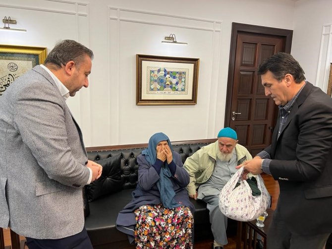 Yaşlı Çiftten Duygulandıran Deprem Yardımı