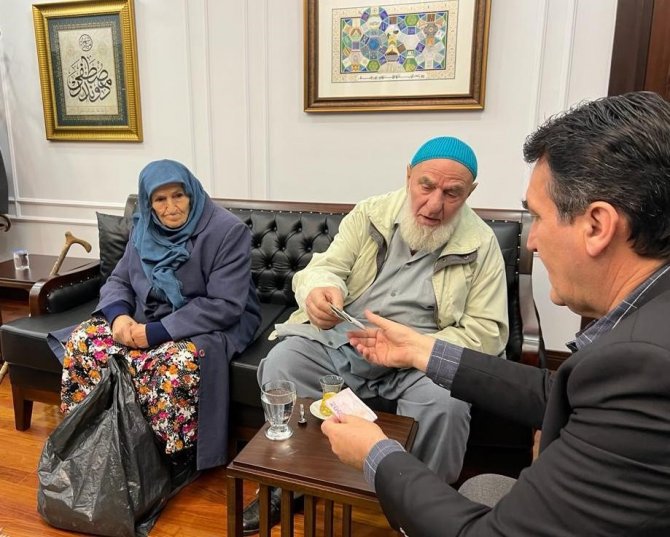 Yaşlı Çiftten Duygulandıran Deprem Yardımı