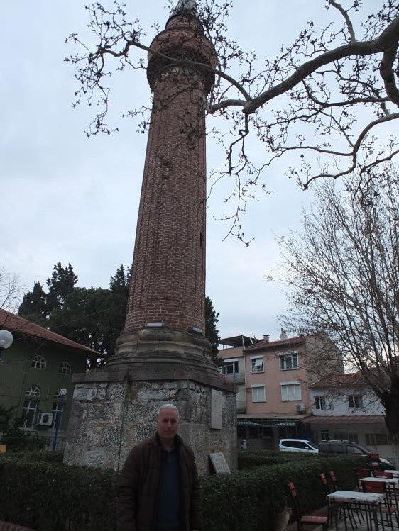 Burhaniye’de Camisiz Minare İlgi Odağı Oldu