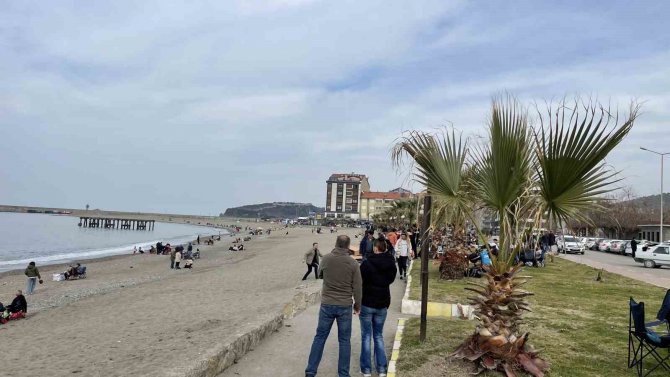 Vatandaşlar Filyos Sahiline Akın Etti