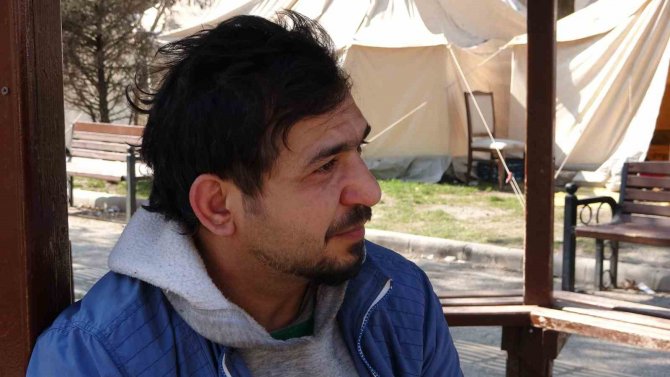 Gece Vardiyasında Çalışan, Kendi Ve Kardeşinin Ailesini Enkaz Altında Kalmakta Kurtardı