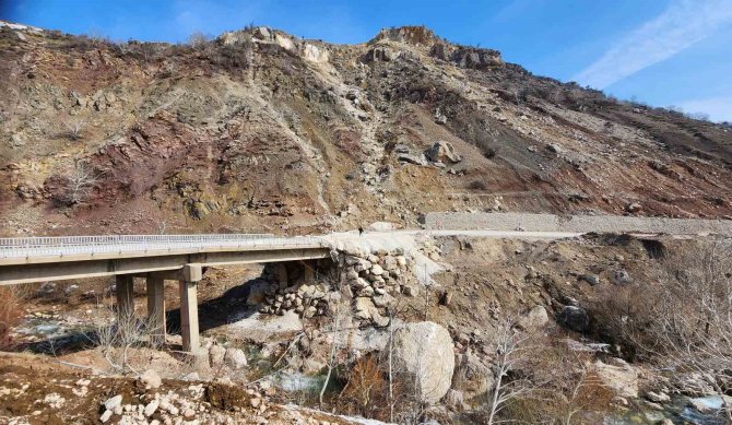 Deprem Dağdan Kopan Dev Kayaları Yollara Taşıdı