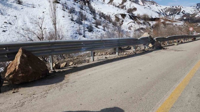 Deprem Dağdan Kopan Dev Kayaları Yollara Taşıdı